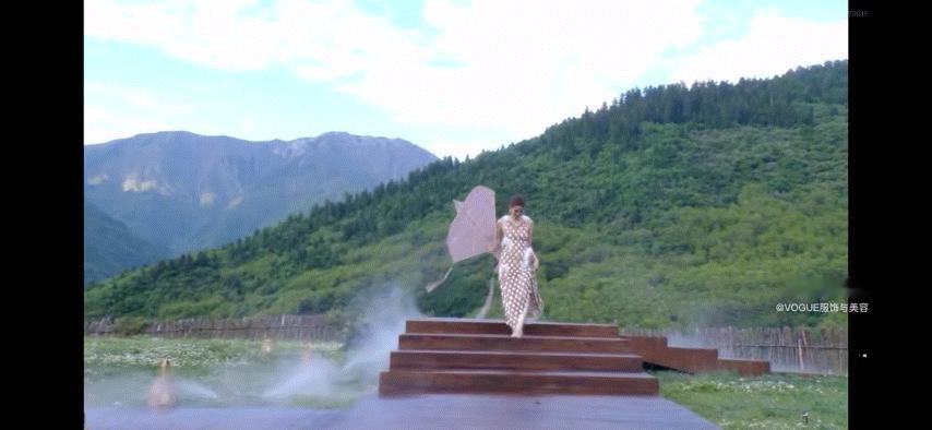 欧阳娜娜拿风筝光脚走红毯欧阳娜娜光着脚走红毯赤脚前行的欧阳娜娜无需刻意摆拍，松