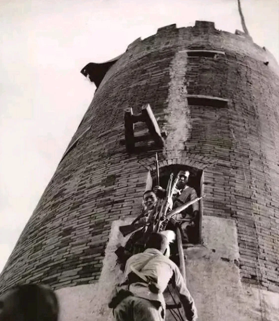 1941年，刘厥兰奉命炸日军碉堡，因紧张，他放错了位置，未能炸死日军，团长大怒，