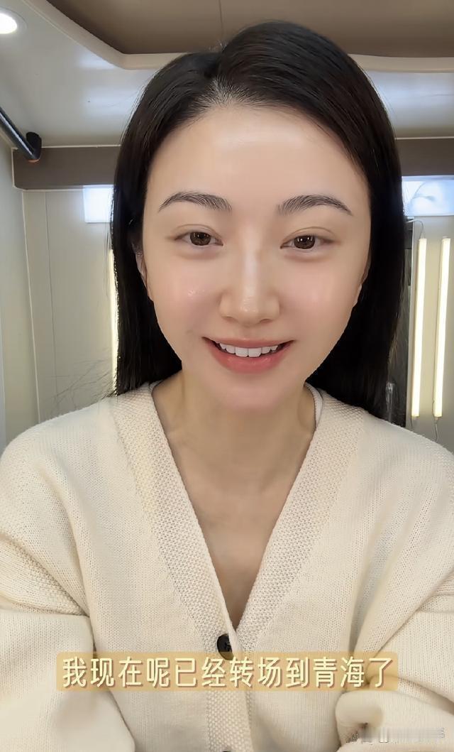 景甜跑到青海拍戏的素颜视频一出来，网友全炸了，全程纯素颜，没有美颜滤镜加持，皮肤干净通透，整个人的状