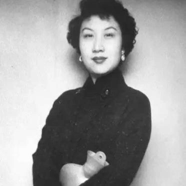 蔡康永摔破膝盖痛哭时，他母亲程庆安只从二楼阳台看了一眼，就转身回去继续打牌了。