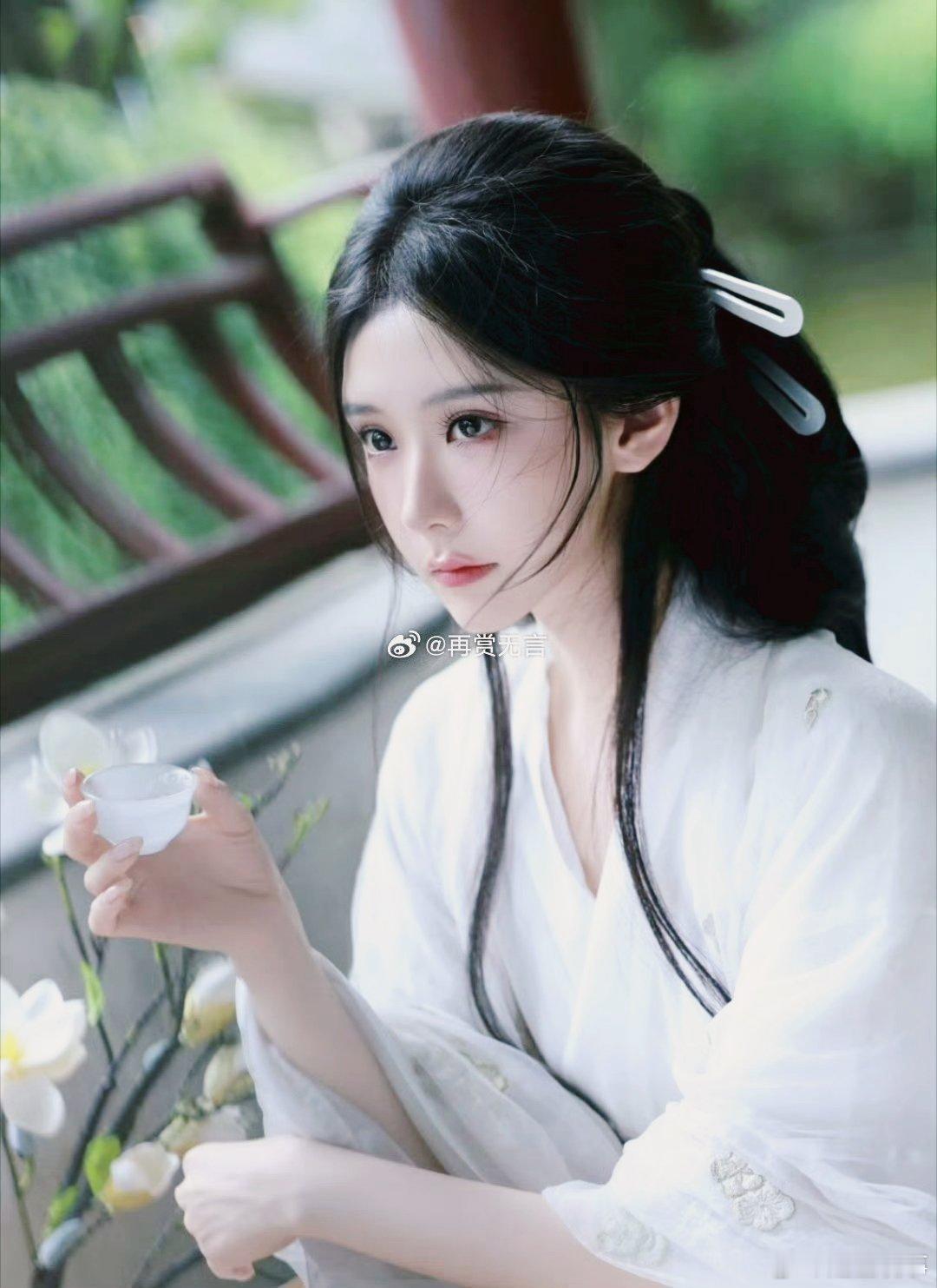 王艺瑾首谈转型原因王艺瑾歌声清越动人，她为《镇魂街》献唱的主题曲，似泠泠清泉润