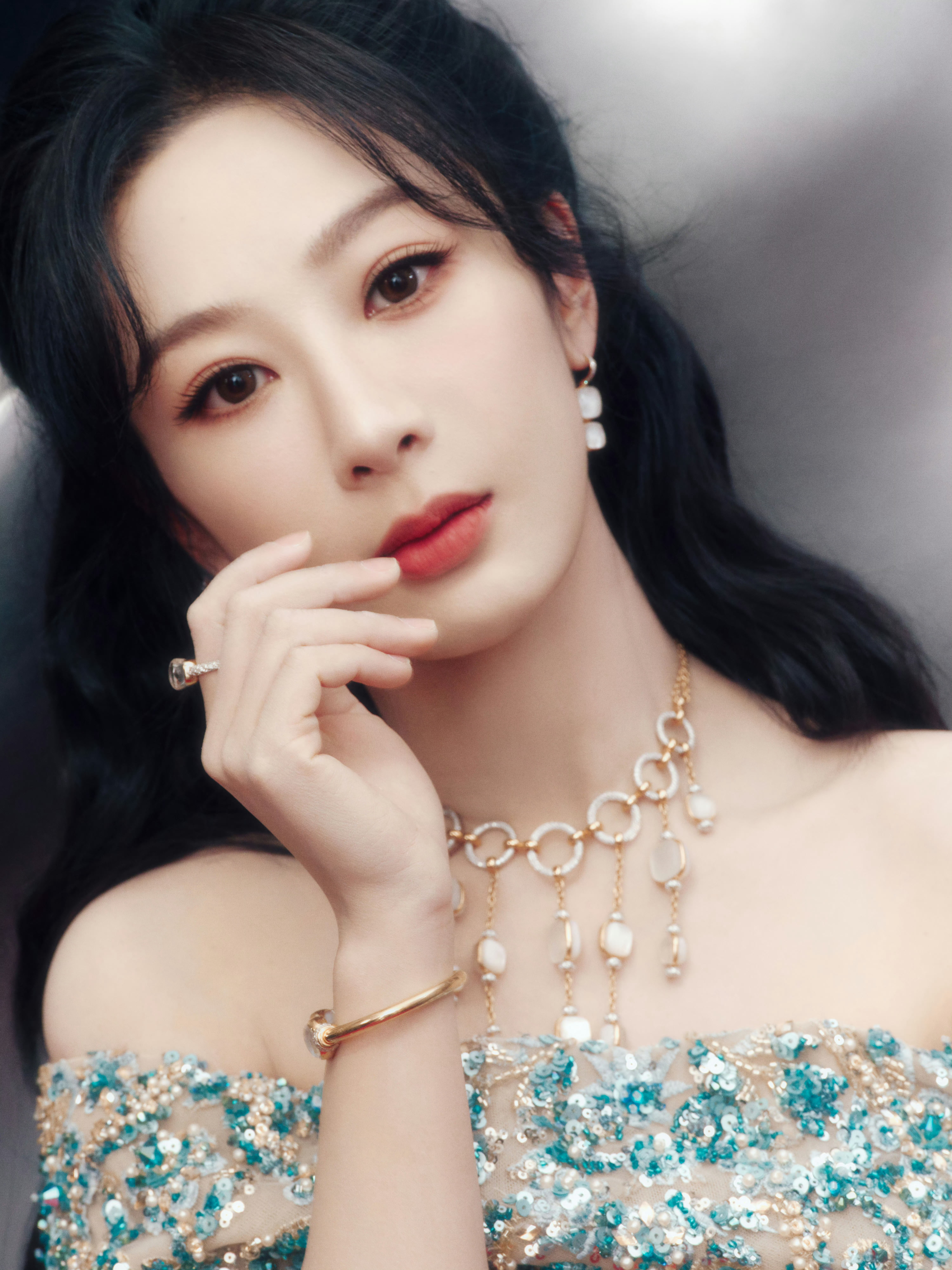 杨紫今晚参加微博之夜内场的造型，身穿TonyWard2025秋冬定制系