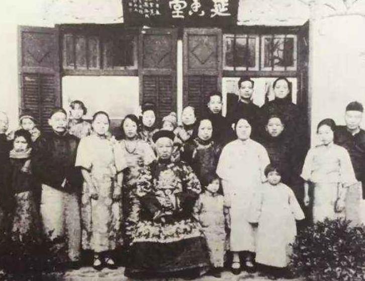 康有为在日本时，恰逢第三位姨太太怀孕，便请了16岁少女市冈鹤子当女佣。初次见面，