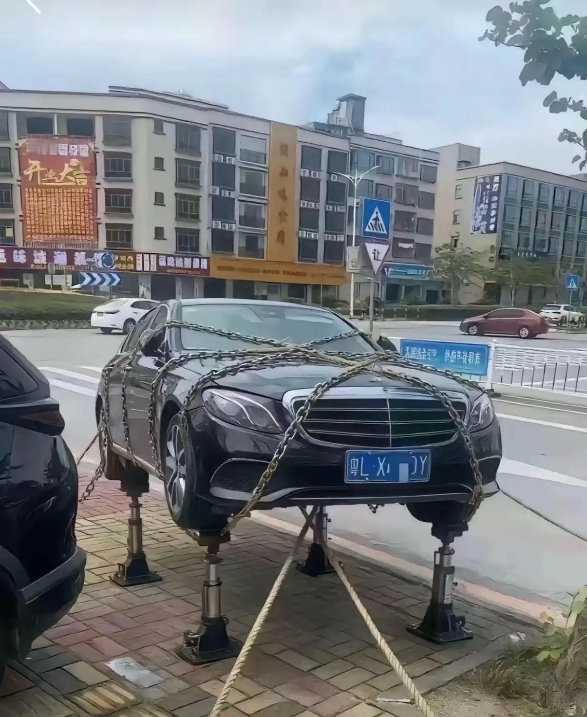 奔驰E级扛住了台风扛住了大树？