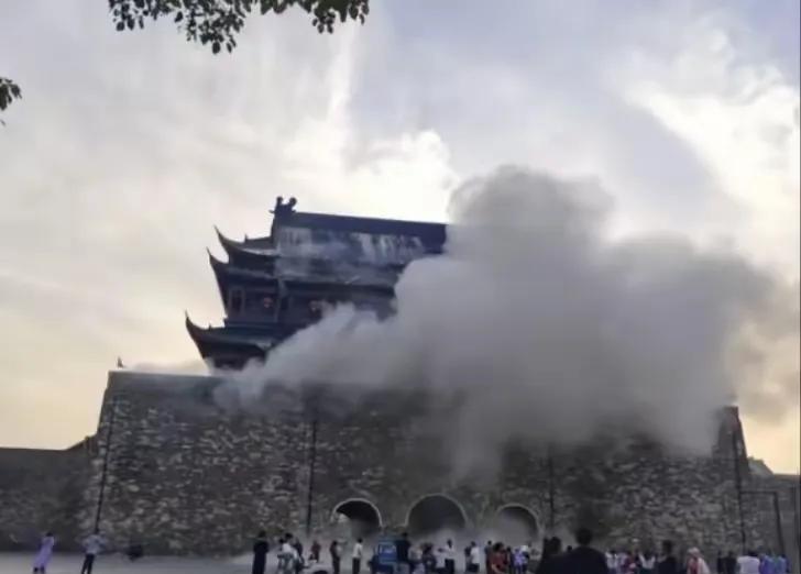 凤阳鼓楼坍塌这个事，我不相信341万修缮费用，全部用在修缮上。但凡有点常识的人