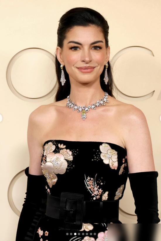 时隔20年，安妮海瑟薇当众质问时尚女魔头，全场没人敢接话。奥斯卡颁奖礼上，