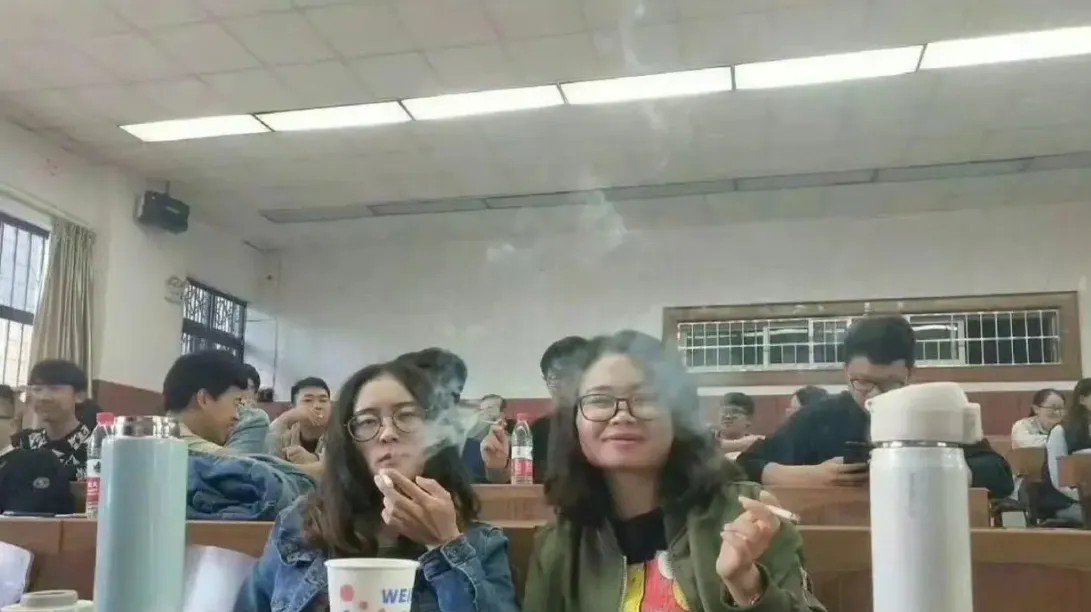 大家看看这是在干嘛？是工作吗？