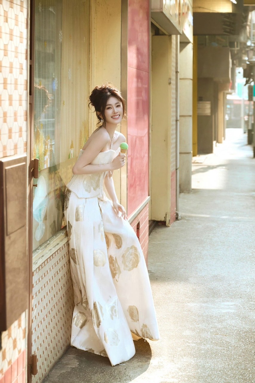 娱乐白鹿尖叫之夜第二套出图白鹿印花白裙白鹿第二套来了