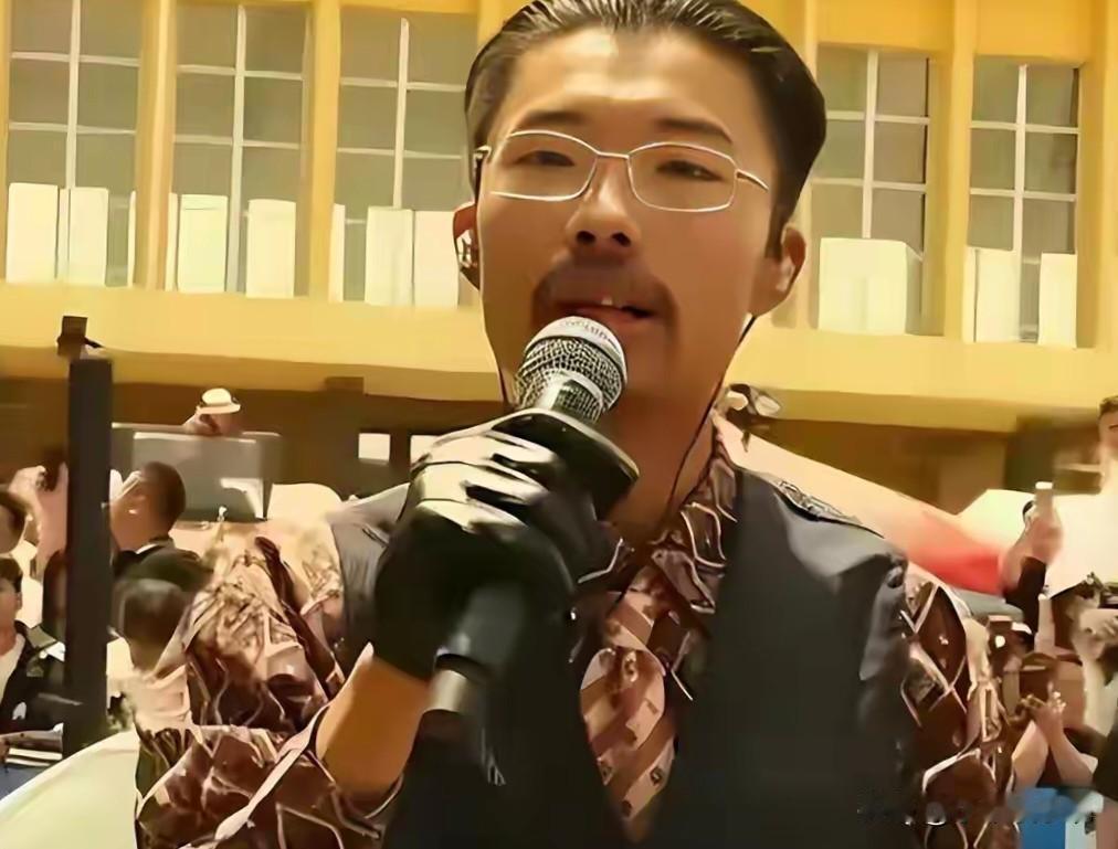 千万人捧过，也踩过。如今郭有才关了深圳月租二十万的直播间，回菏泽南站重新穿串烤腰