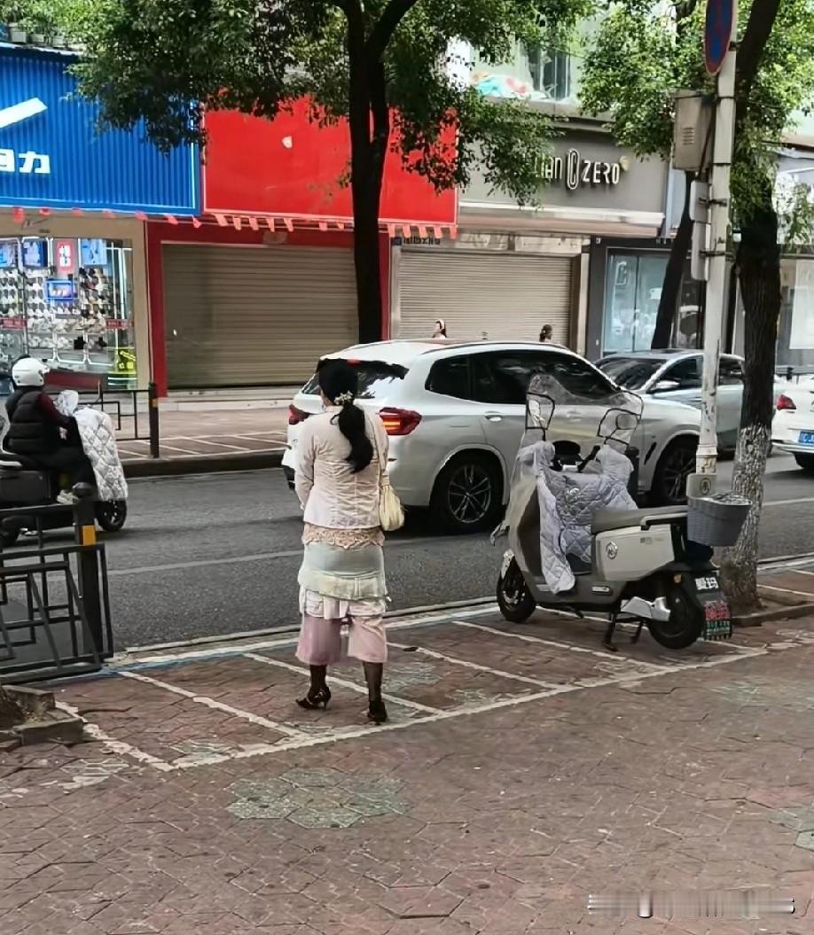 这姐人在城乡结合部，心在巴黎T台。现在潮流看不懂了，还是咱这简单大方最耐看