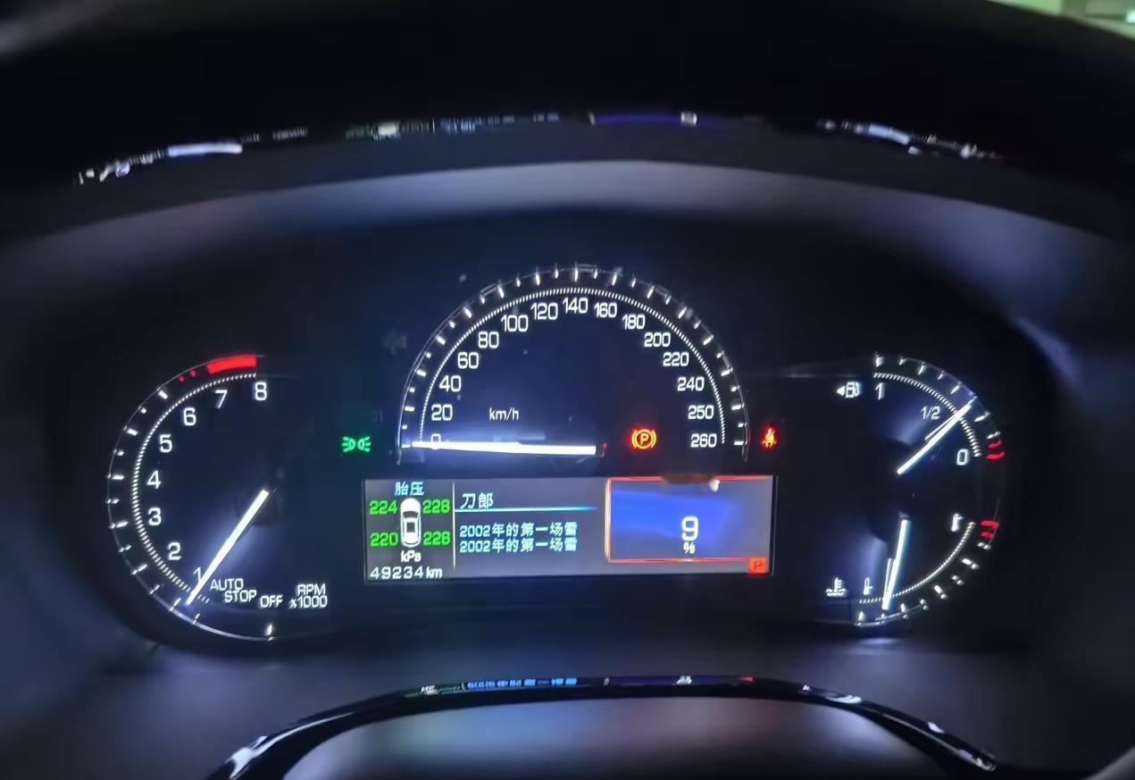 我一朋友前两天开回自己的油车，直接懵了。上车第一反应是去拨怀挡，结果摸了个空