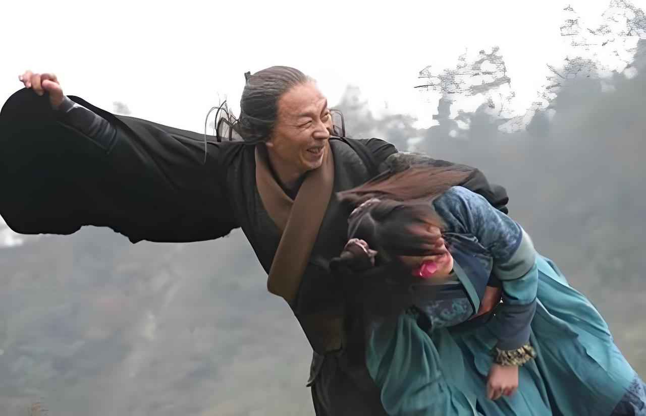 青翼蝠王韦一笑，虽然轻功冠绝天下，但是，他最强攻击力的武学是寒冰绵掌，此掌法是《