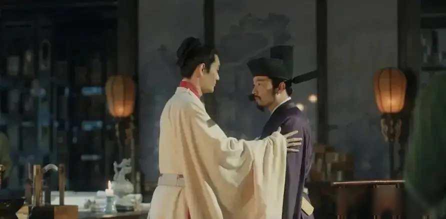 公元1027年，范仲淹母亲去世，风水先生指着两块地对范仲淹说：“这边是风水宝地，