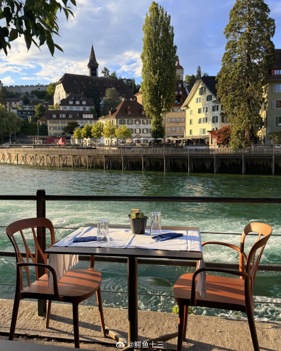 a股这是在哪里啊？夏天真的太美好啦大涨日！luzern卡佩尔桥边的希腊餐厅Am