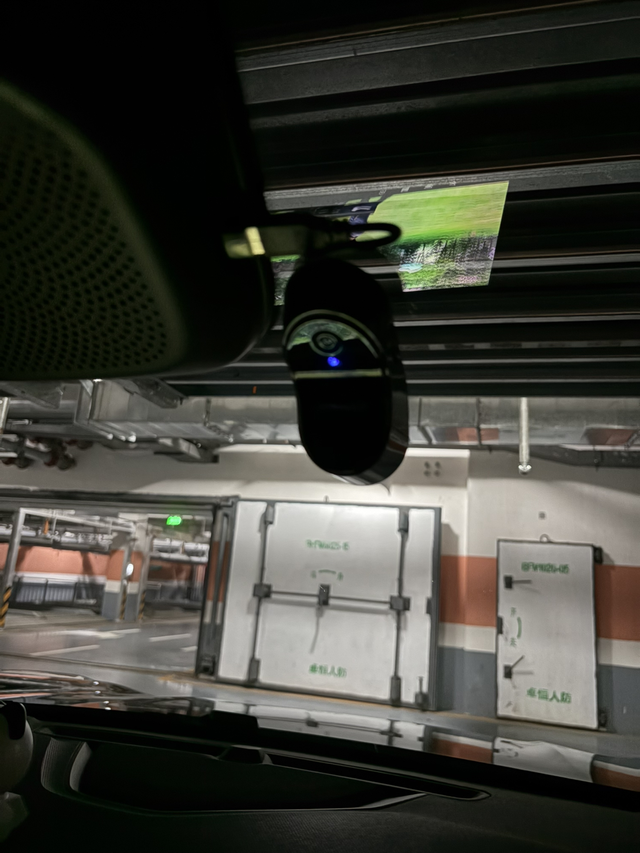 安装领克原厂行车记录仪新车贴完太阳膜已经一周啦，贴膜技师说是慢干胶，需要半个月