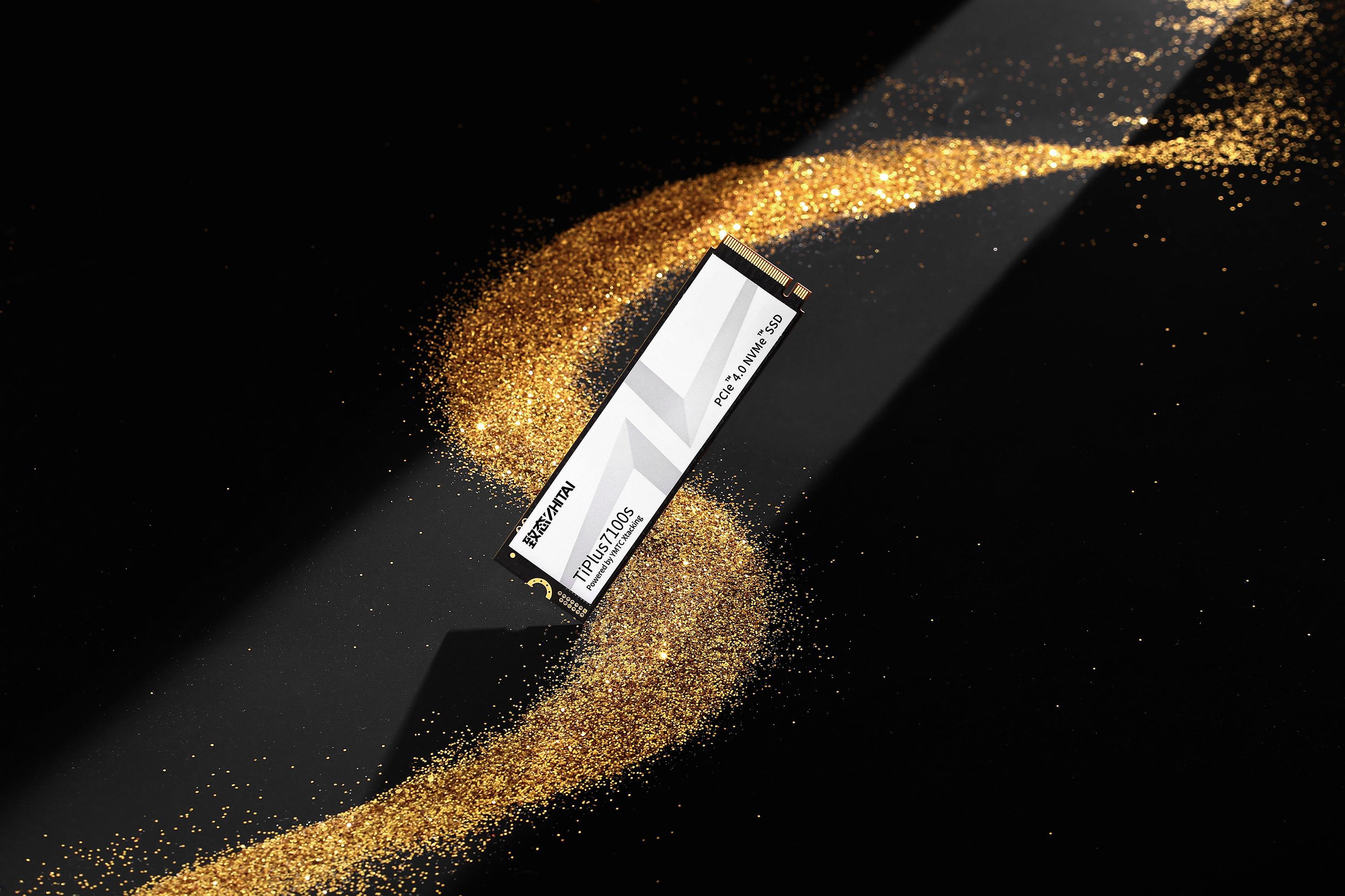 来上一组致态TiPlus7100s的图赏，高性能的固态硬盘，越来越是刚需了。这