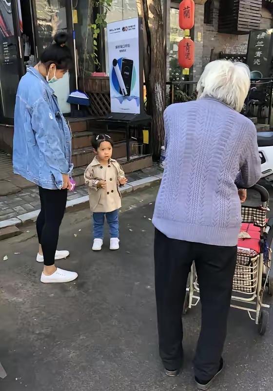 77岁大妈卖房得100万挥霍一空，竟要求小女儿过户房产，被拒后找调解员施压