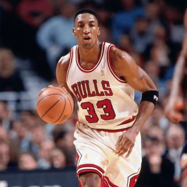 据媒体SLAM报道，公牛王朝时期的核心斯科特-皮蓬，在近日出售了他的一件NBA球