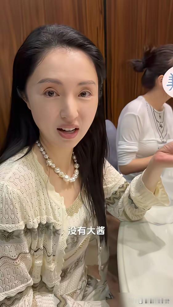 张维伊和董璇也太恩爱了，董璇进组，张维伊探班，一起吃饭也是有趣，一桌子美食，董璇