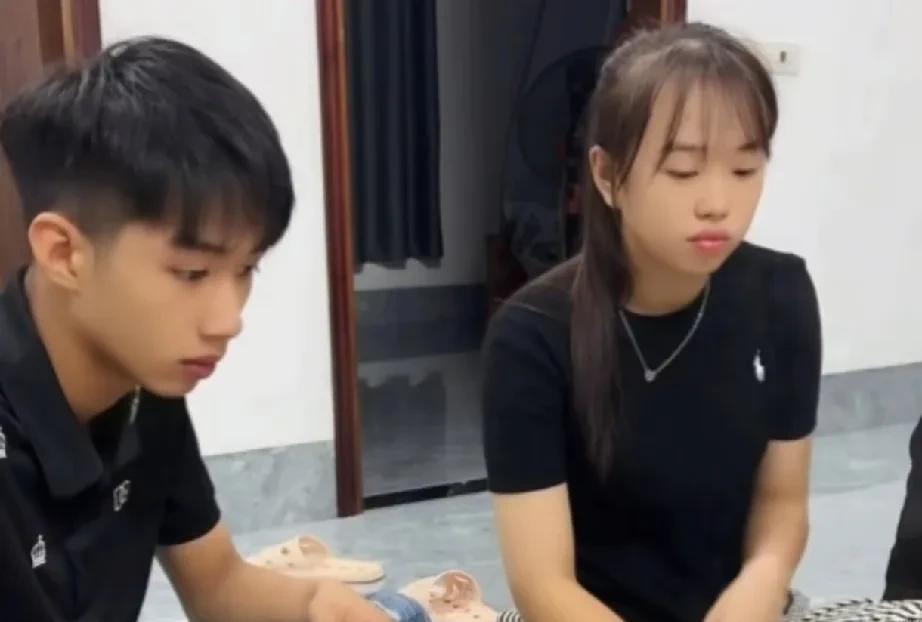 秋秋所谓的“弟媳”，经常来老丈人家玩，弟弟也总从外地回来，明眼人都能看出来，俩年