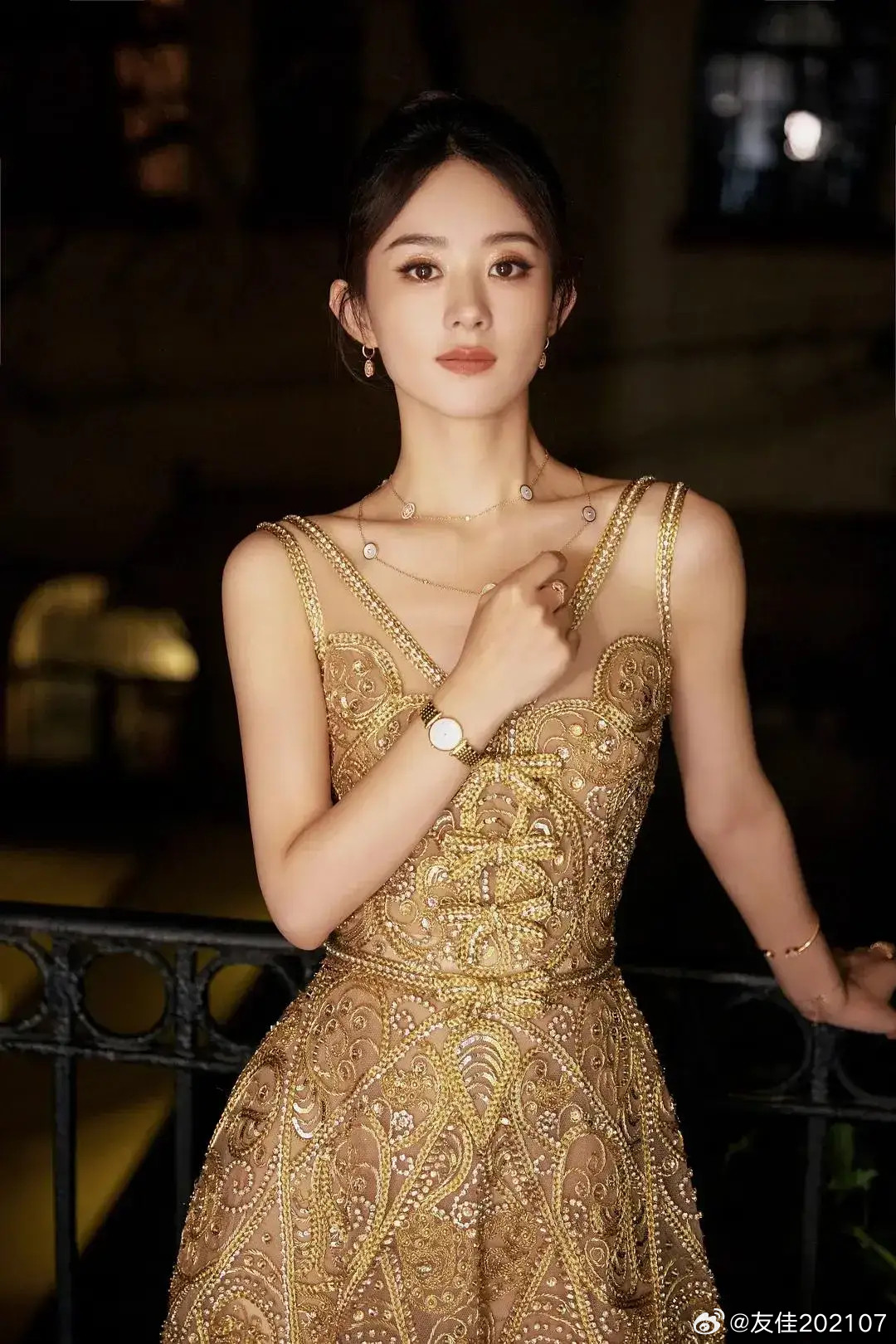赵丽颖带儿子逛街看展周末，赵丽颖全副武装带着儿子出街，可是她打扮地再低调，还是
