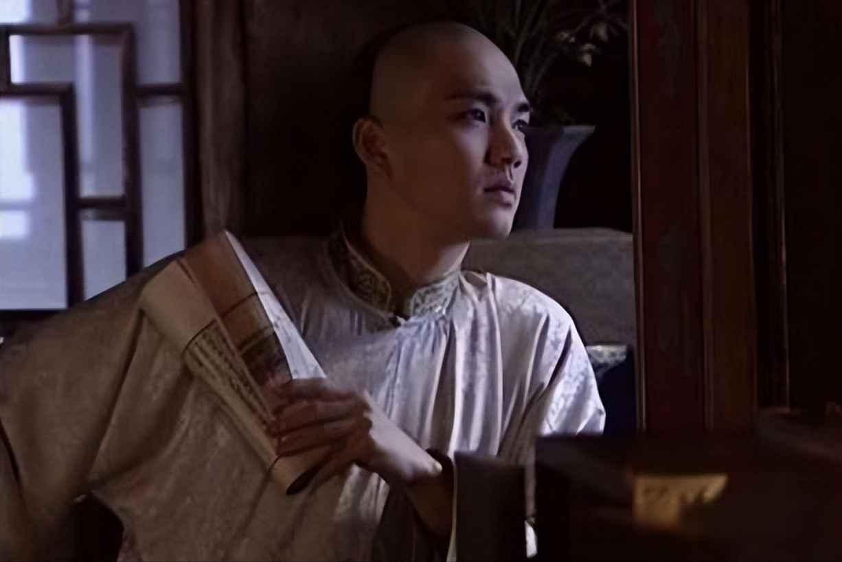 乾隆五十四年殿试，一个瞎了左眼的书生杀进了金銮殿前三名。乾隆一看这副尊容，犯了嘀