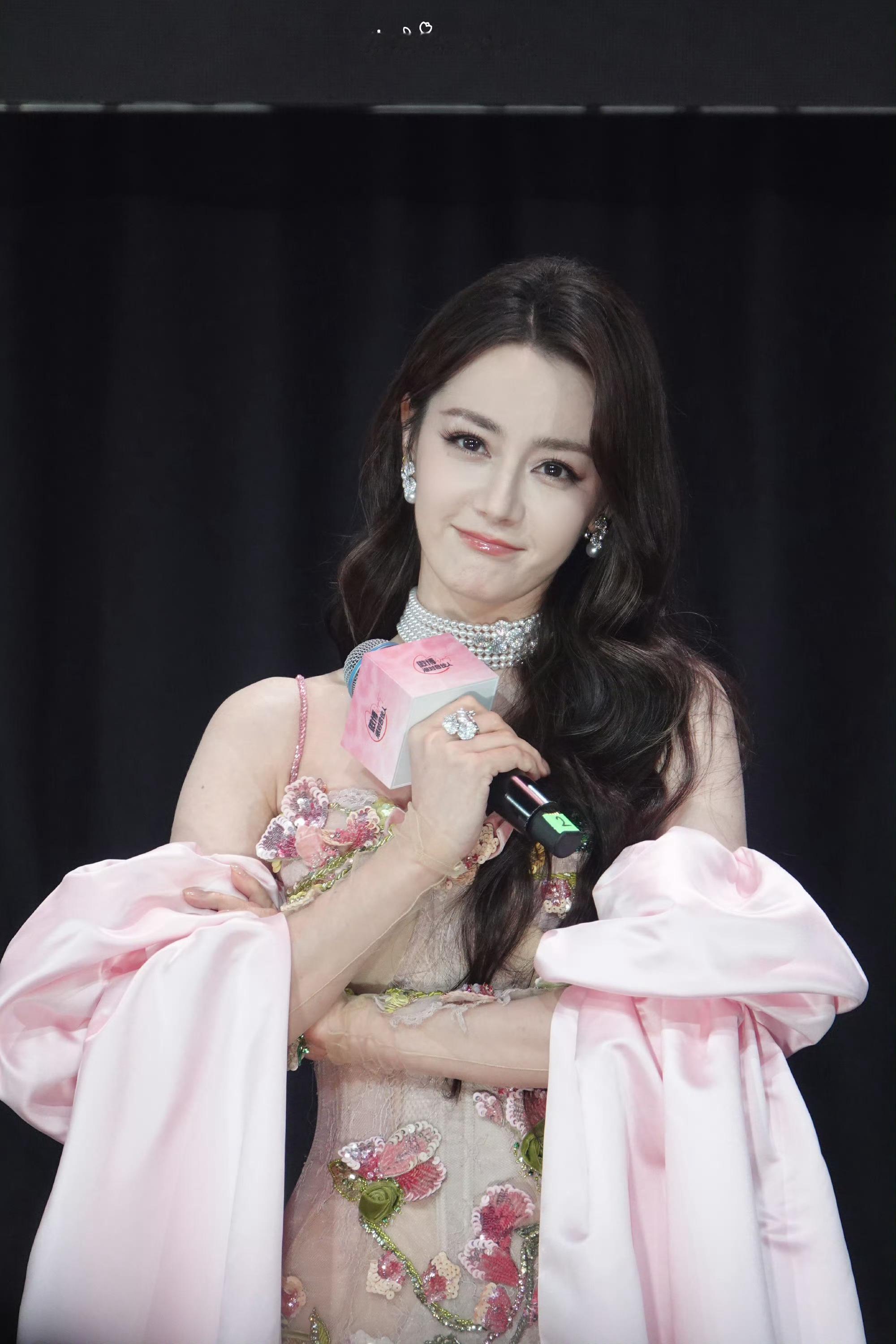 好爱你啊！希望你永远开心。[比心]迪丽热巴给粉丝戴戒指​​​