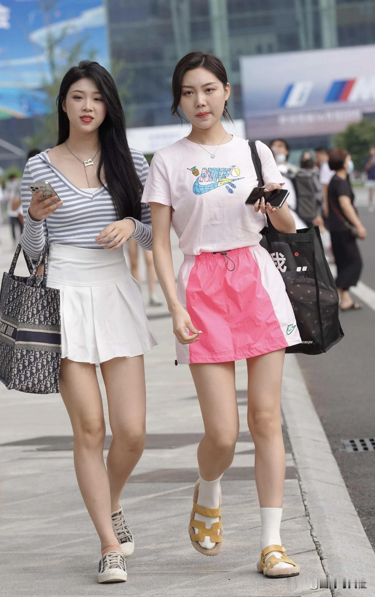 想要成为元气少女，穿搭很重要。一套浅蓝色背带裤搭配白色T恤就很绝。浅蓝色背带裤