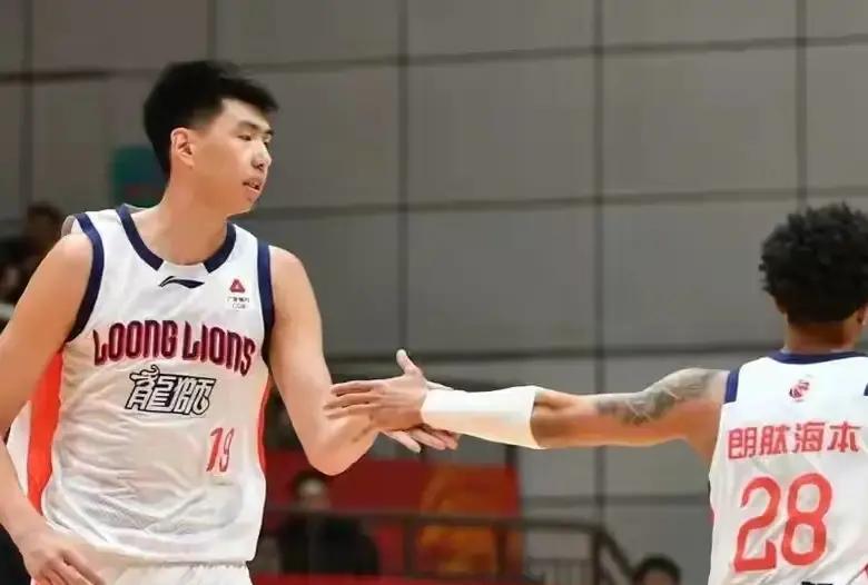 徐昕昨晚8投8中，看着爽，正负值却是-7，这数据比打脸还响。他现在就一招，