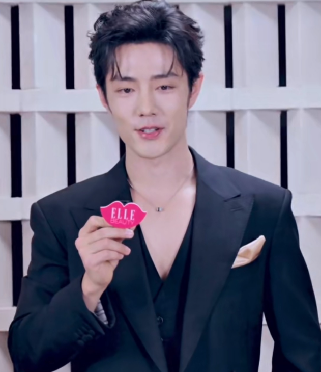 肖战接受采访分享最近的状态以及活动结束后会做的第一件事肖战直言最近工作很多，