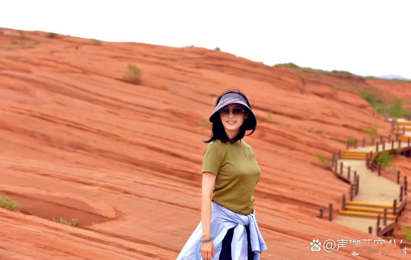 不愧是大众情人紫霞仙子，都50多岁了还那么美丽迷人，尤其是这身材，保养的非常好！