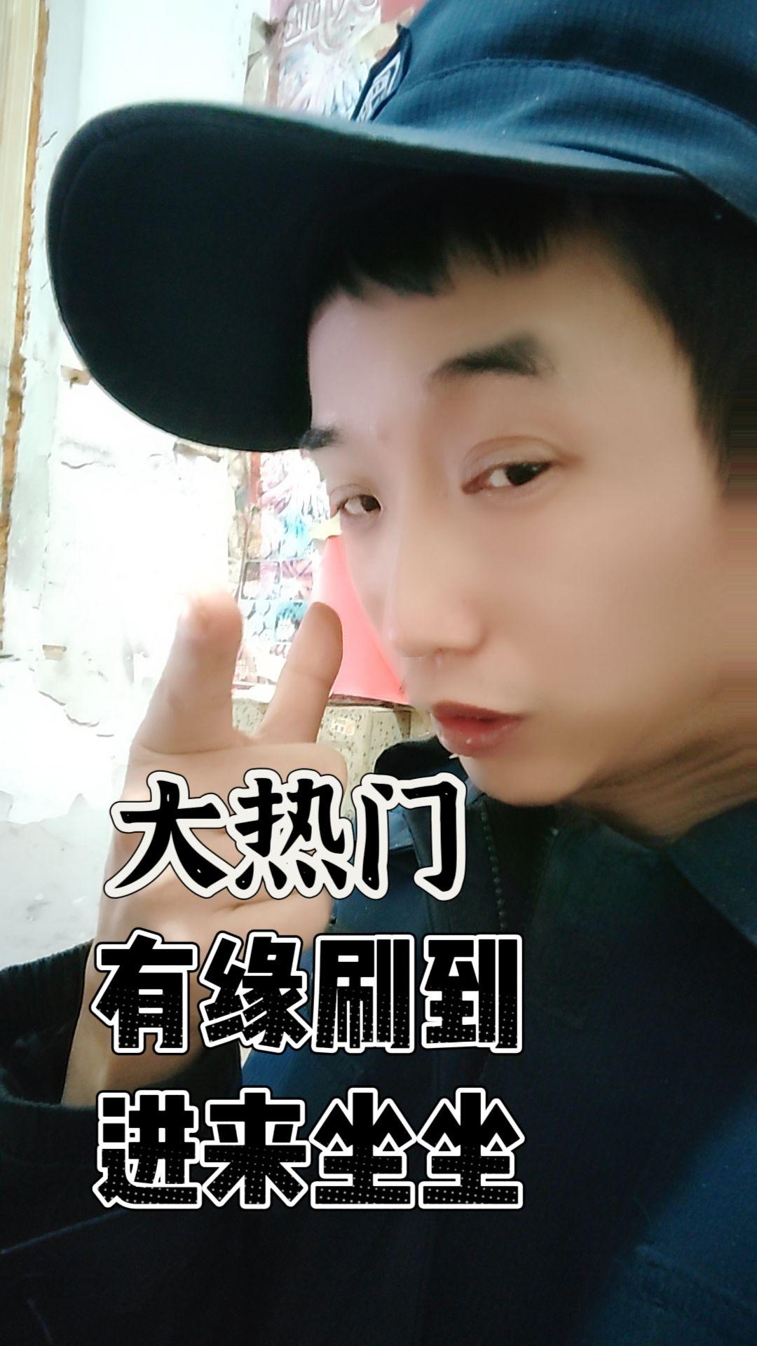 【香港宏福苑住户抹泪望向自己的家：我回不了家】香港宏福苑住户哭诉回不了家了11月