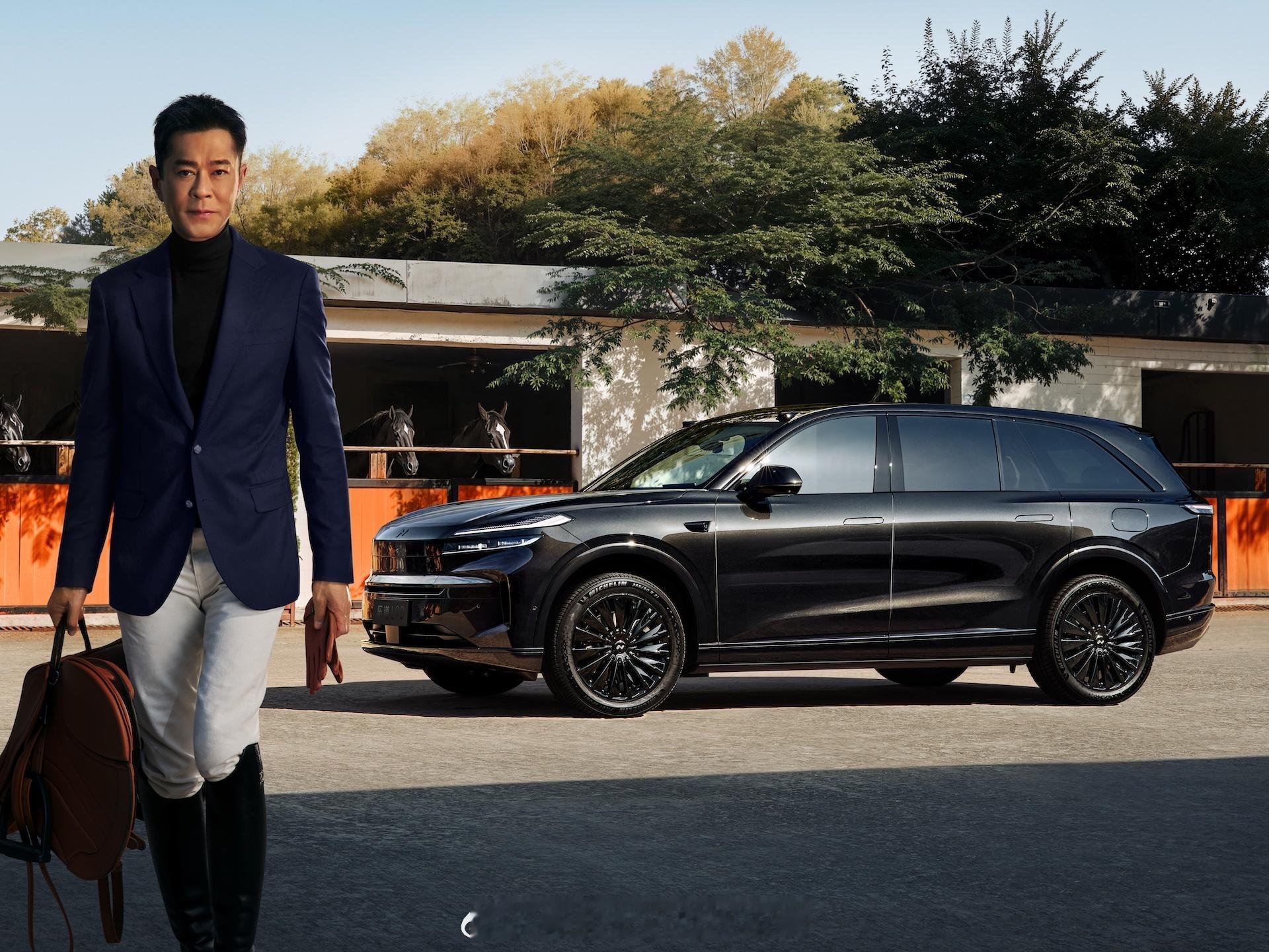 看来现在都很流行黑武士风格嘛不过这两个算帅的了，无论是代言人还是车