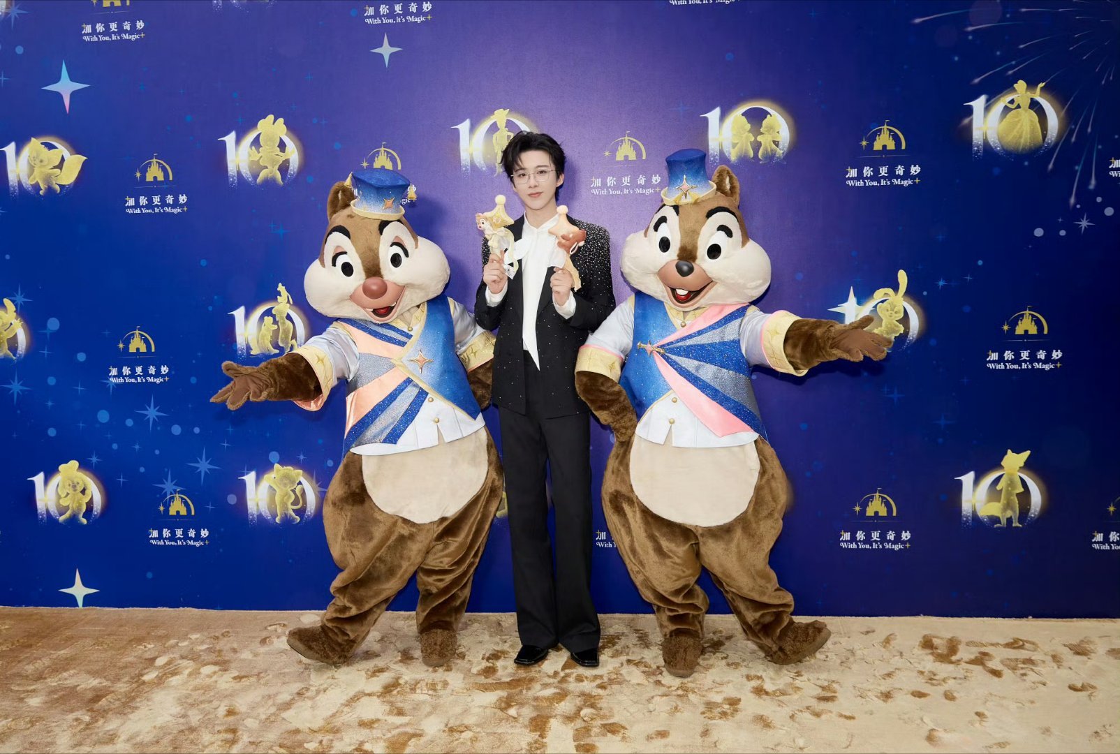 上迪专属小王子刘宇宁打卡成功！五年前唱五周年，五年后唱十周年，城堡是他第二个家，