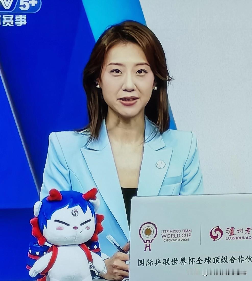 太惊艳了，央五出了一个大美女！我敢说，今天在央五露面的这个女主持不但业务过硬，更