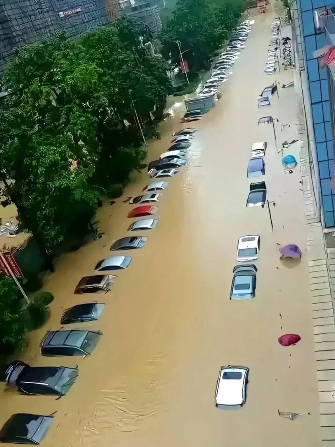 暴雨车被淹，别急着报保险，先做这三步，让保险公司乖乖赔全损！第一步，拍照固定全