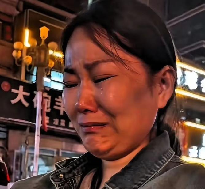 深夜街头一碗炒面7块钱，顾客居然直接扫码付了60000块，老板娘当场吓懵，拿着手