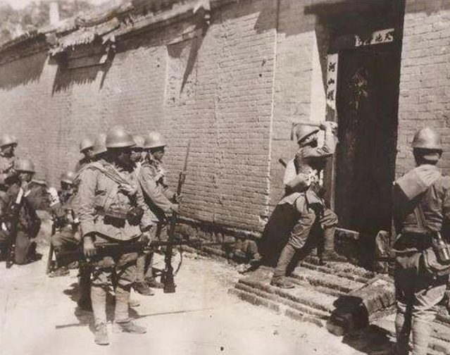 1942年，瑞大娘给十几名八路军送鸡蛋，却发现他们撅成一排上茅房，她脸色一变跑到