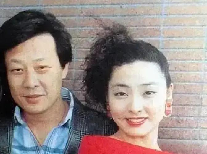 中风第3天，两房太太第一次同桌吃饭寇世勋70岁倒下，30年隐形规则瞬间破功