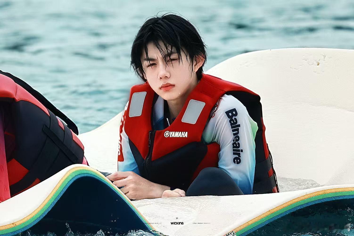 陈奕恒手臂肌肉真的被陈奕恒惊到，平时看着清清爽爽，手臂肌肉居然这么有料，这组图