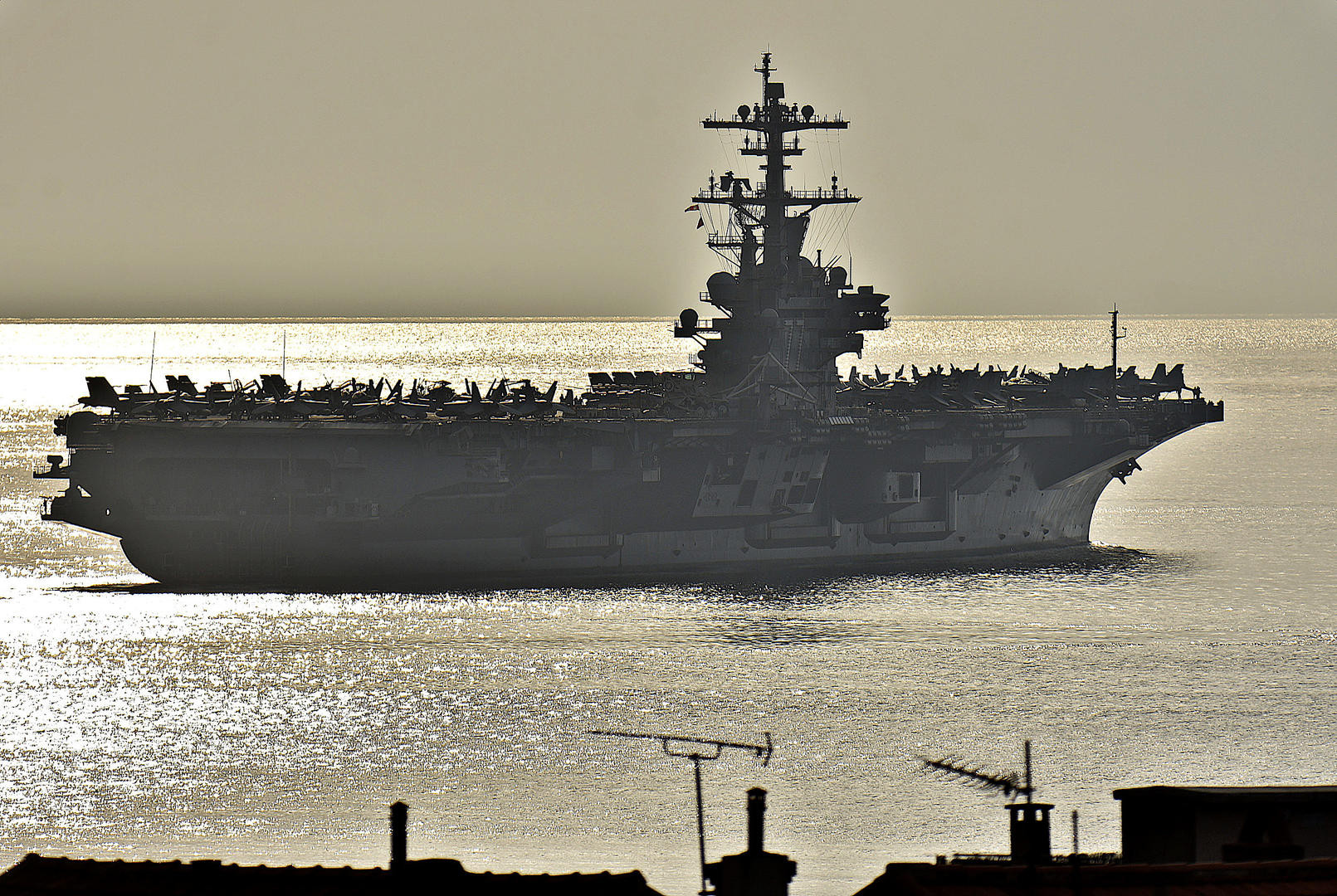 #美福特号已抵达红海#【美第三艘航母布什号兵临中东？福特号已抵红海，林肯号后撤