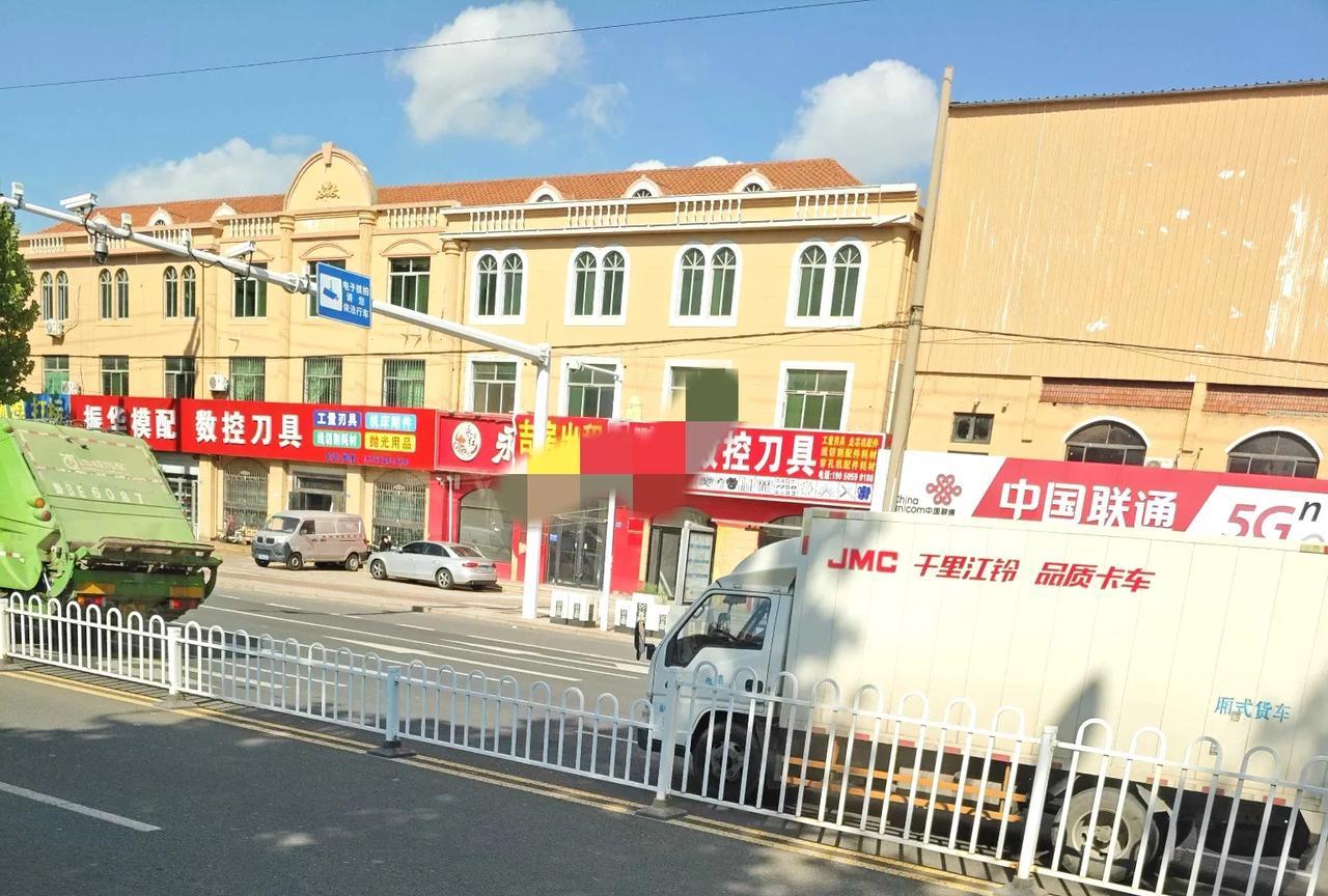 即墨区墨城路庙头村东的牛嘟嘟门店终于租出去了，但只是出租了一半，开了一家数控刀具