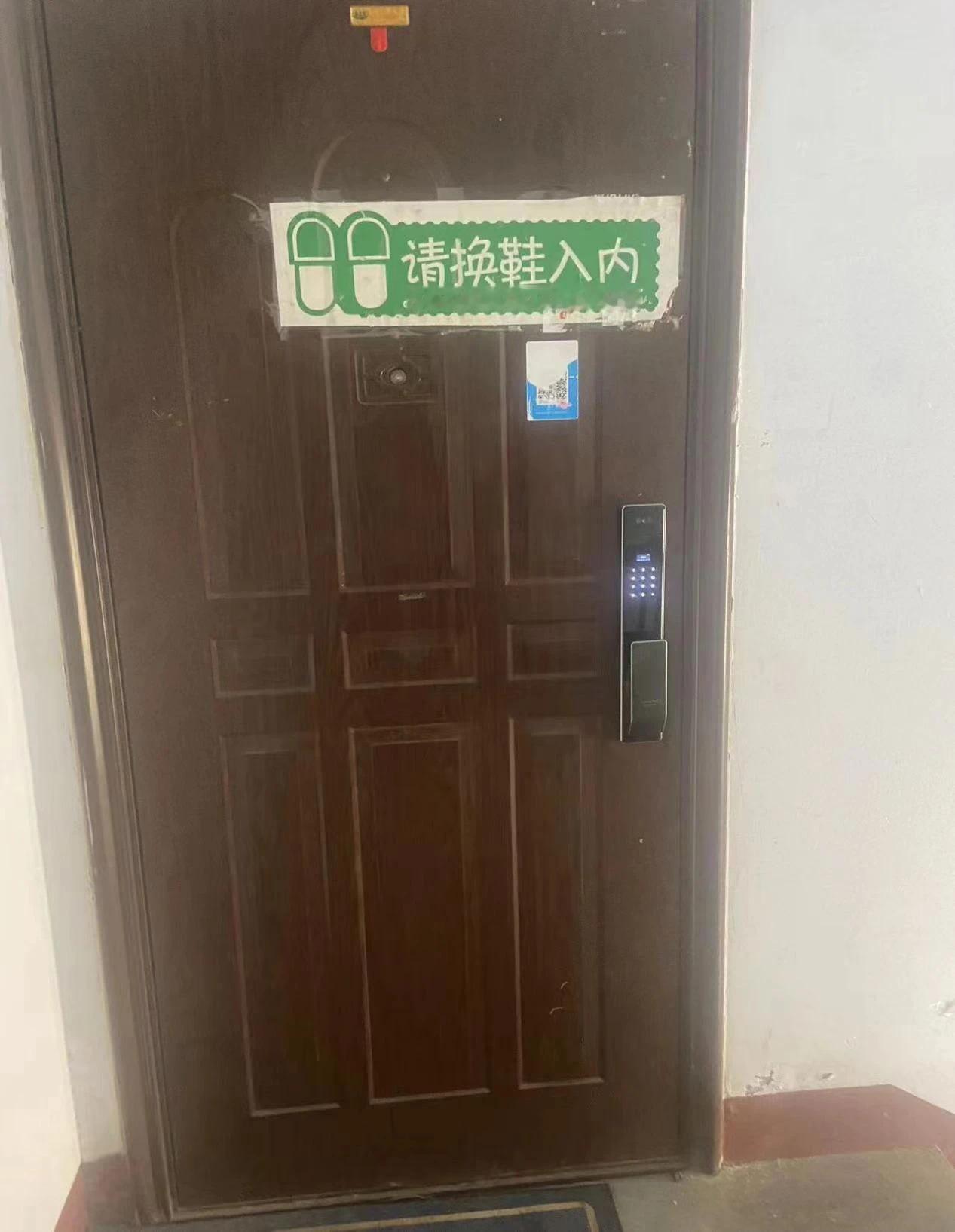 山东滨州一业主怒了，家门口被贴满了小广告，回复来了业主:进户门贴满了。上