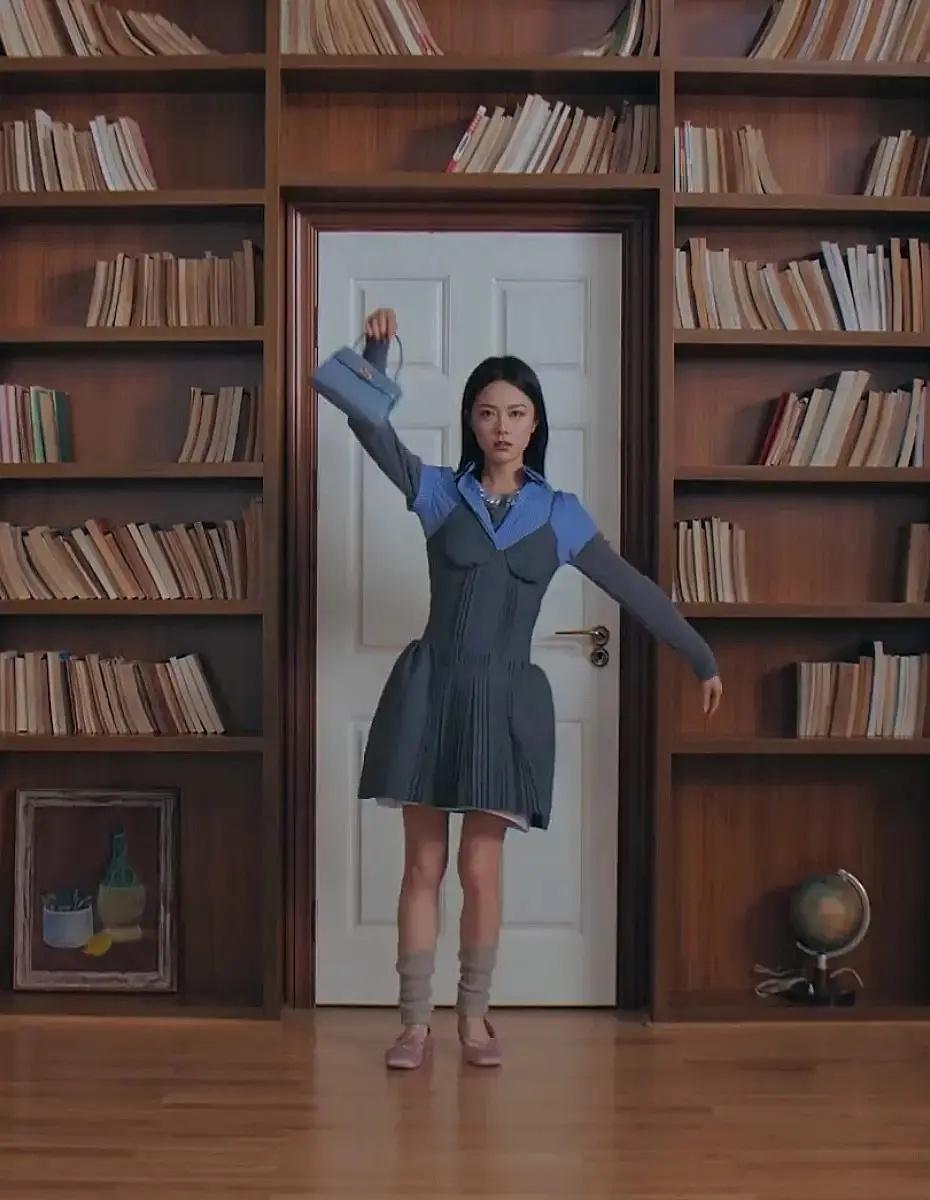 赵今麦还没有逃离MiuMiu吗，没有时尚表现力就别代言了[捂脸哭]​​​