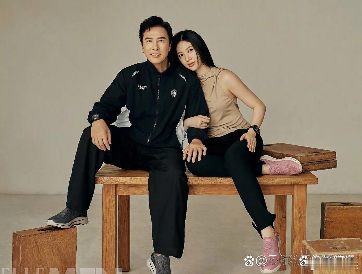 甄子丹跟女儿甄济如合拍封面照，好家伙，女大十八变，越来越好看了，这哪像父女呀，丹