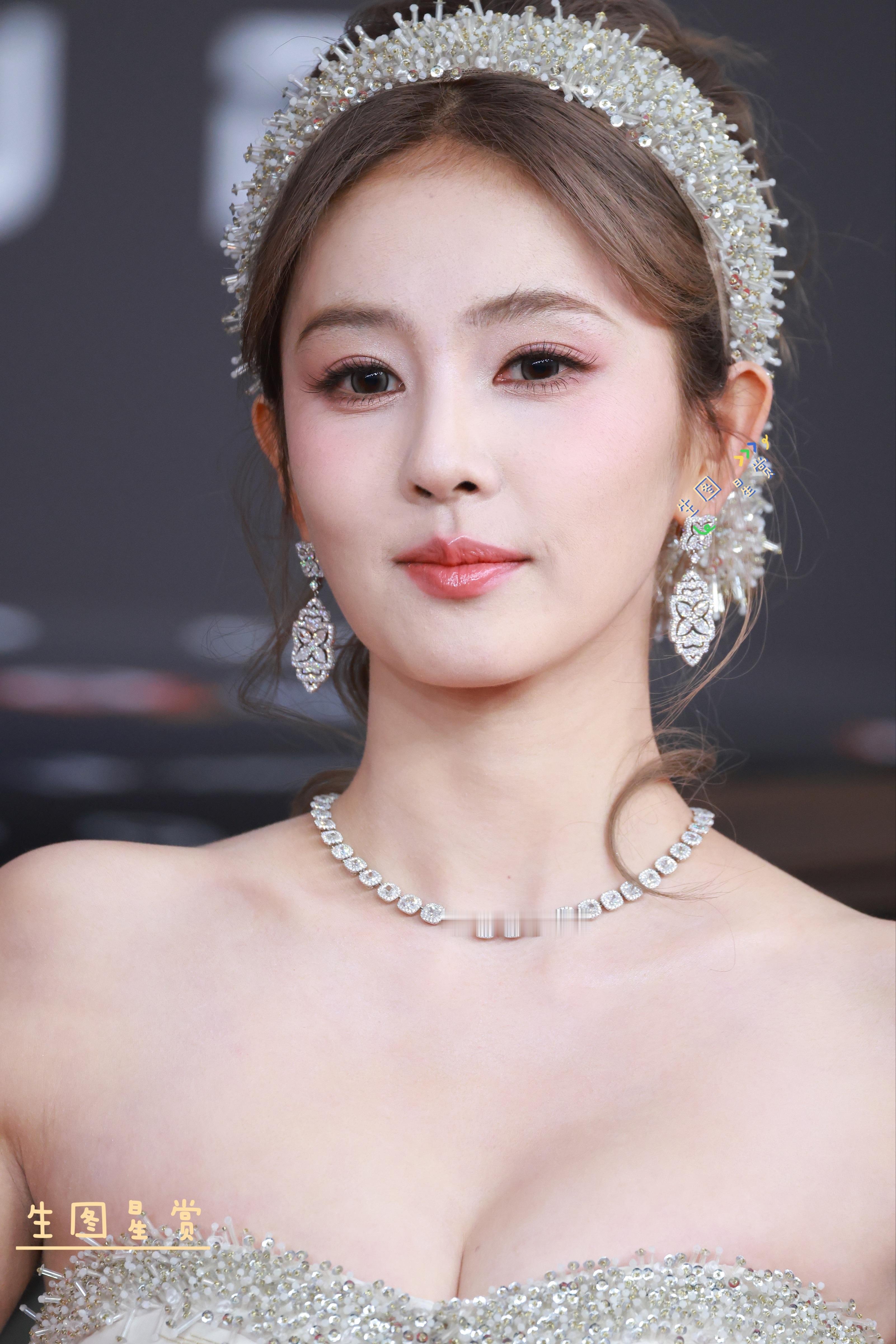 白鹿微博视界大会红毯真香公主·白梦妍🫧[抱抱]白鹿说我不是第一次一年播三部剧