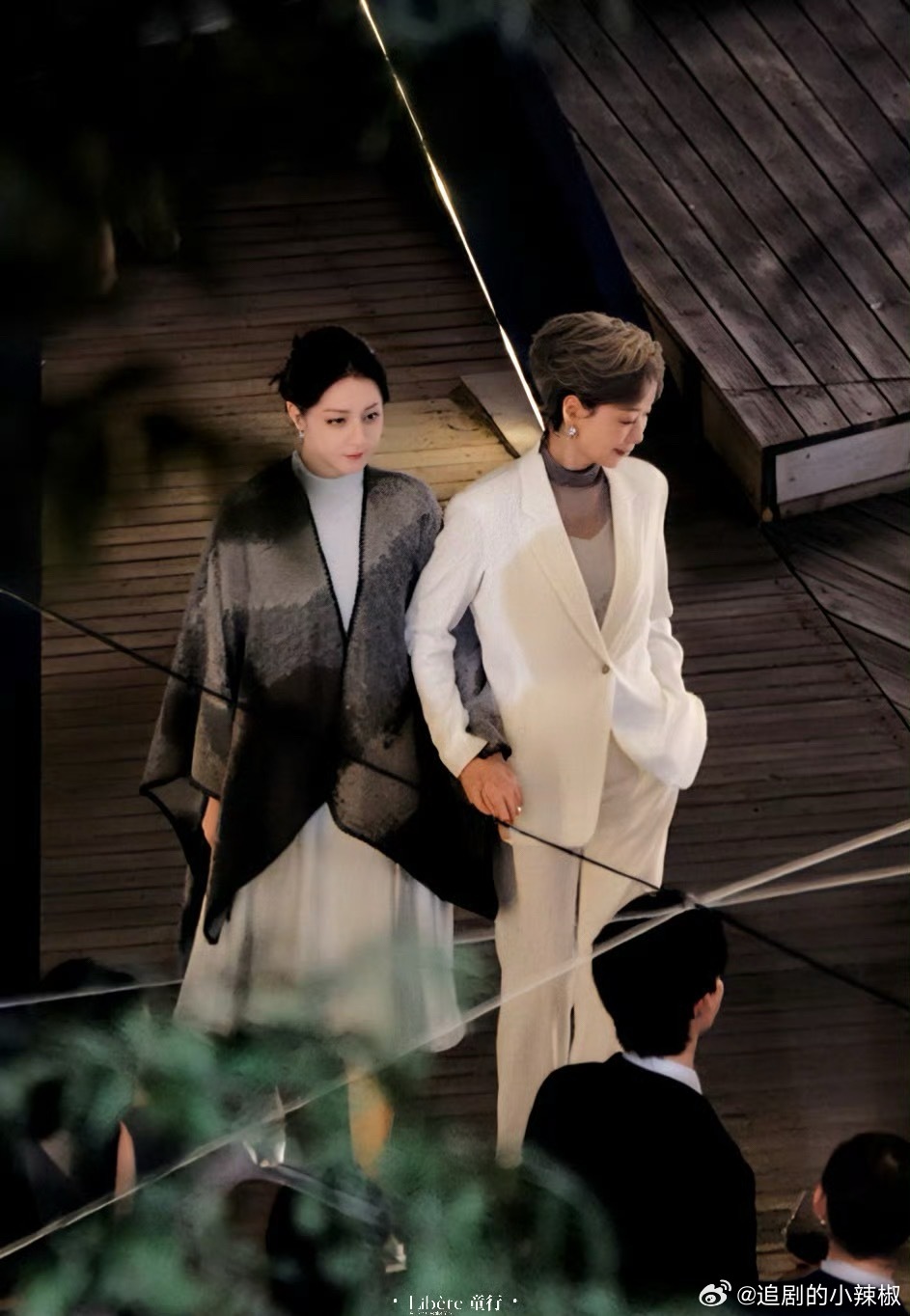 迪丽热巴、叶童新剧同框路透，我滴天，帅到失语​​​