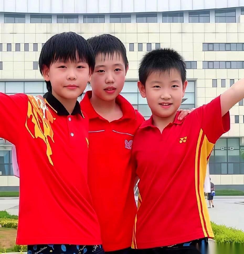 刷到一个老采访，给我看愣了。记者问十五六岁的孙颖莎，皮卡丘可爱吗？她说：世界