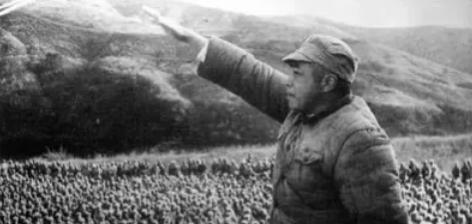 1974年，彭德怀身患癌症，受尽病痛的折磨。癌细胞扩散，他痛得在地上打滚，大声地