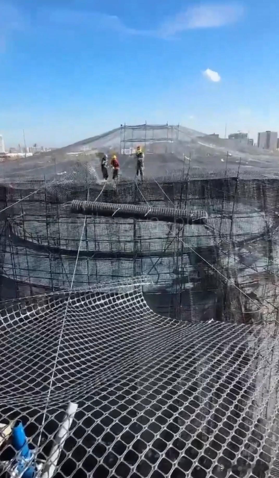 俄军这次被打急了，这一次局面太复杂了！俄罗斯炼油厂光焊接铁笼子都不行了，开始铺设
